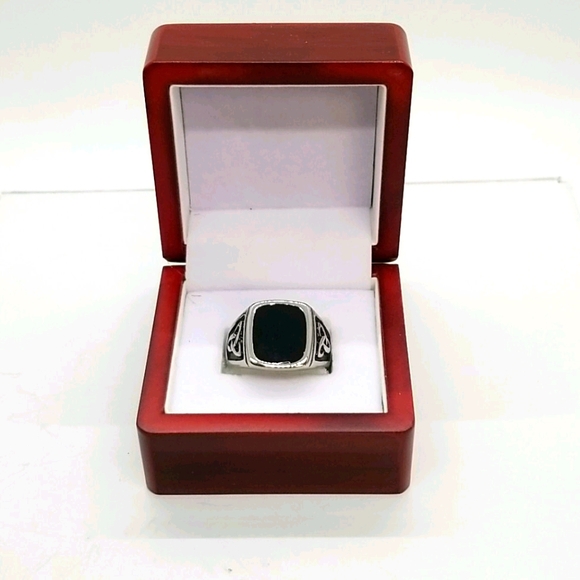 Mans Ring - Picture 1 of 2